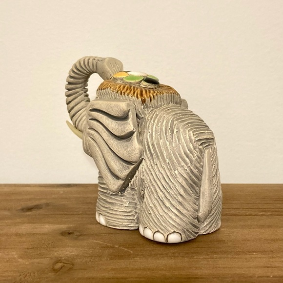 Artesania Rinconada Elephant Figurine, Made in Uruguay, Hand Carved & Painted - Picture 4 of 7